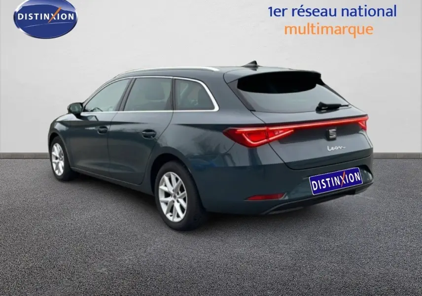 Vue 3/4 arrière droite d'une SEAT LEON ST 2025 bleu fjord avec feux arrière LED et jantes alliage.
