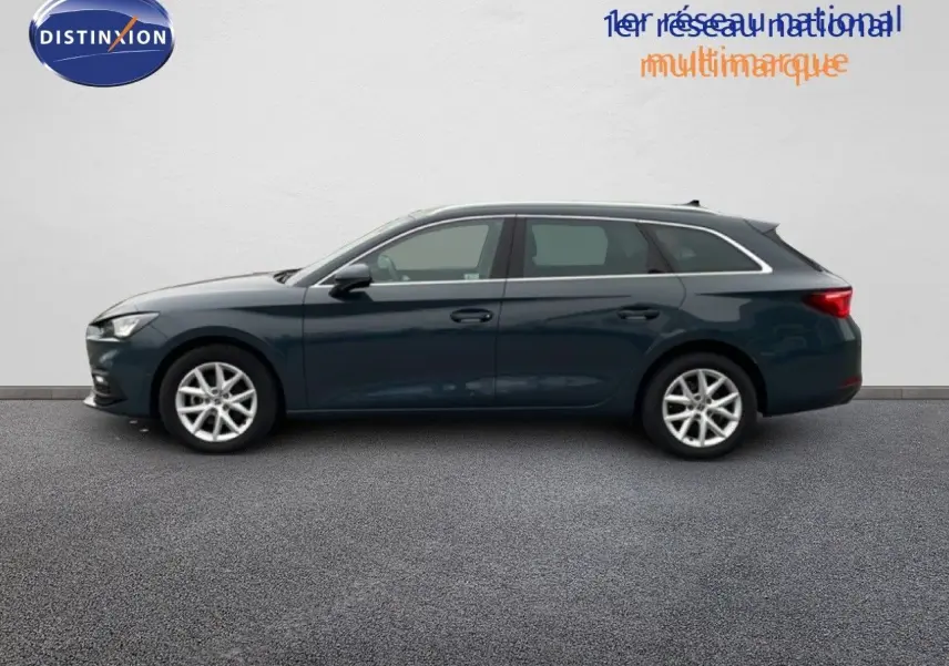 Vue latérale droite d'une SEAT LEON ST 2025 bleu fjord, break compact aux lignes épurées et jantes argentées.