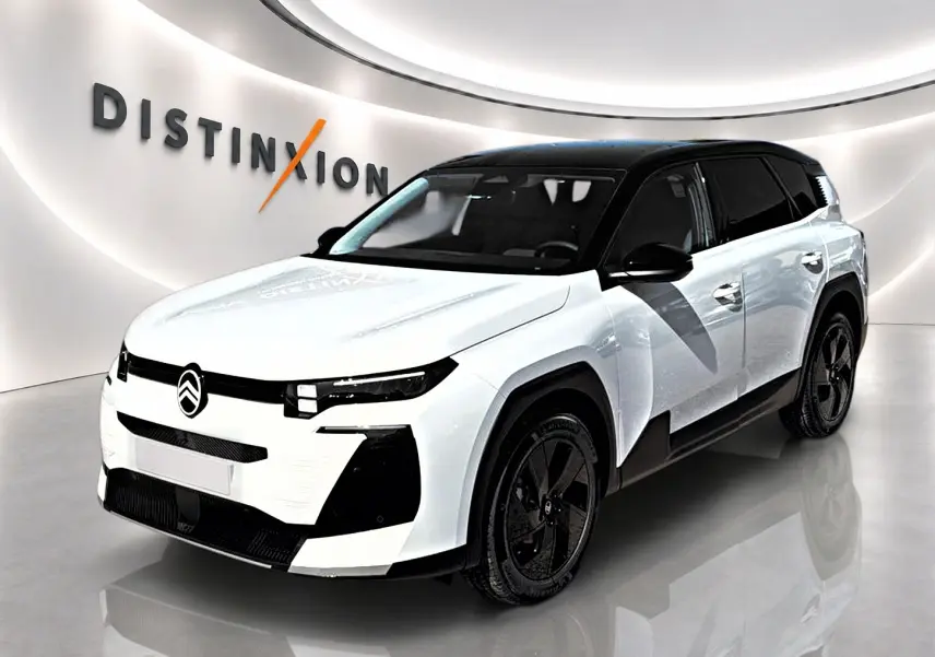 Vue 3/4 avant d'un Citroën C5 Aircross blanc à toit noir, avec jantes alliage noires et calandre distinctive.