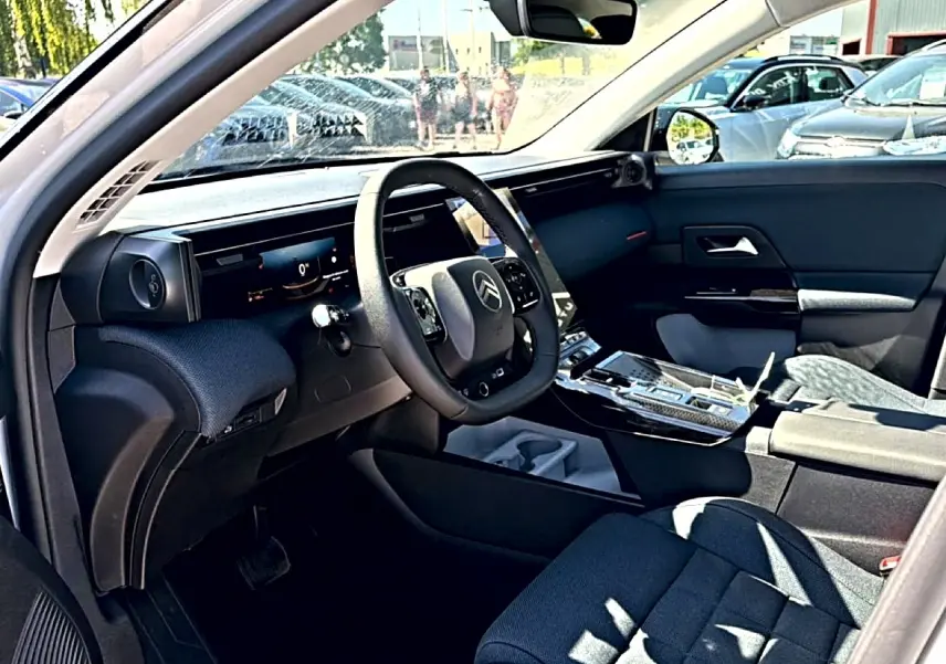 Intérieur du Citroën C5 Aircross 2026 vu côté conducteur, tableau de bord numérique et volant multifonction noir.