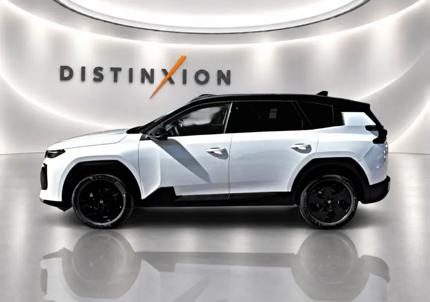 Vue de profil droit du Citroën C5 Aircross hybride 2026 blanc avec toit noir et jantes alliage noires.