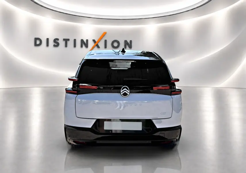 Vue arrière d’un Citroën C5 Aircross blanc et noir avec feux LED, dans un showroom lumineux marqué Distinxion.