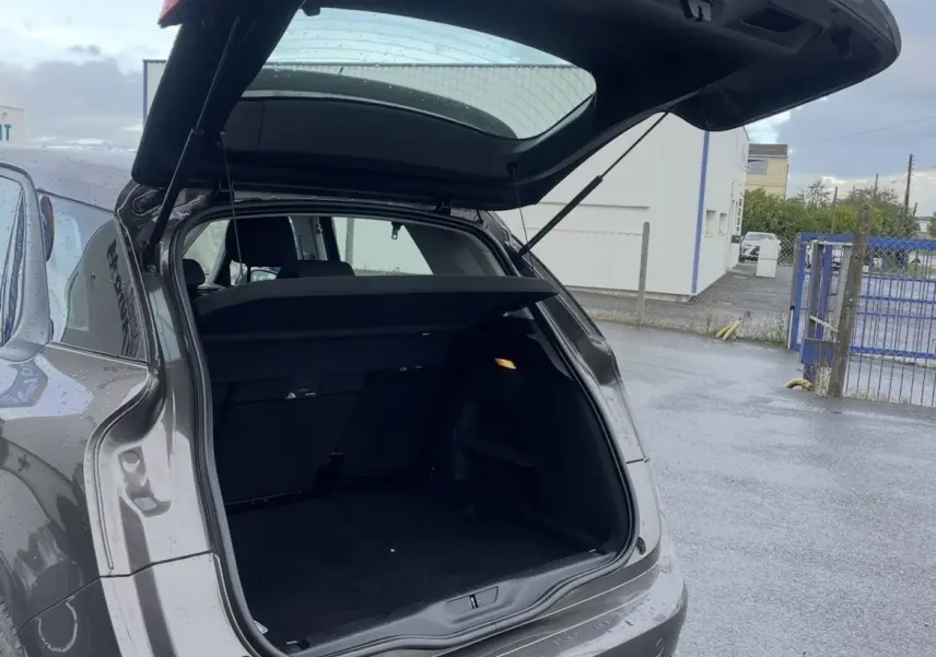 CITROEN C4 PICASSO marron vu de l'arrière avec le coffre ouvert, montrant l'espace de chargement vide.