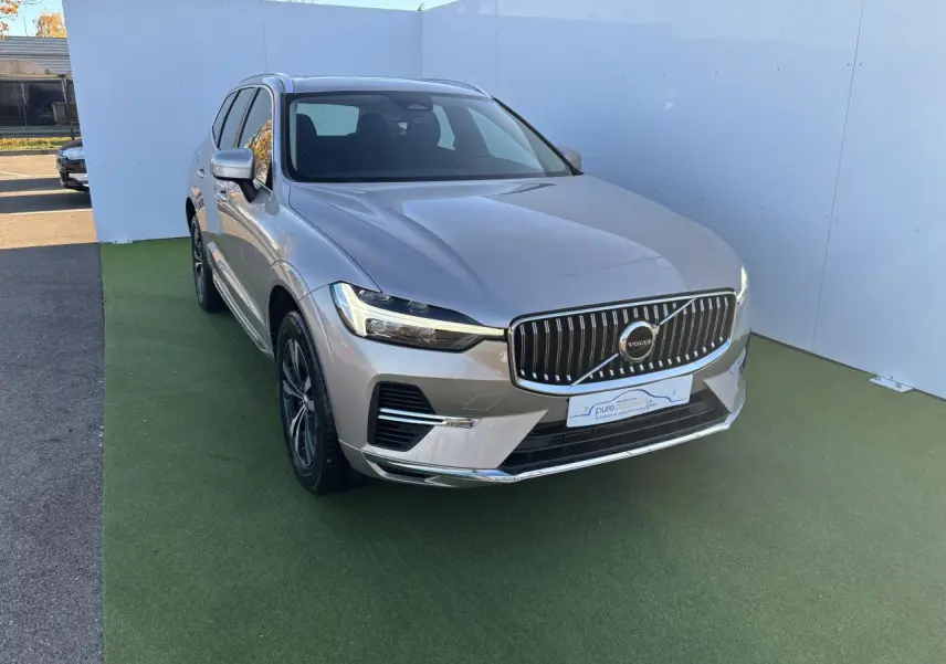 Volvo XC60 T6 Recharge argent crépuscule, vue 3/4 avant droit avec calandre chromée et jantes alliage.