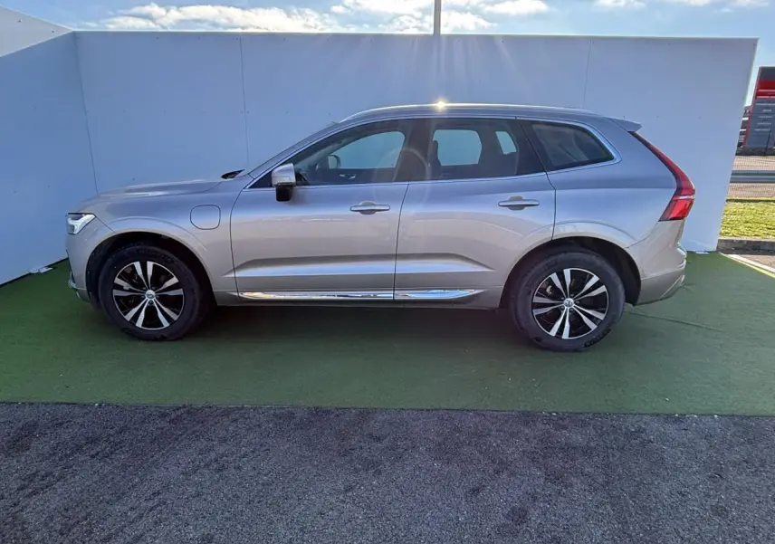 Volvo XC60 T6 Recharge argent crépuscule métal vu de profil côté gauche avec jantes alliage et toit panoramique.
