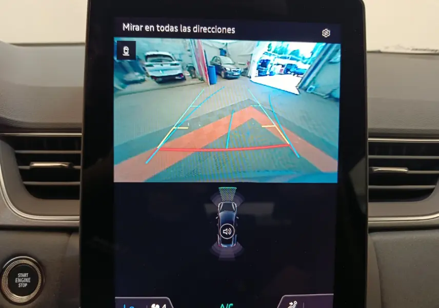 Écran tactile central montrant la caméra de recul et l'aide au stationnement du Renault Captur gris foncé 2025.