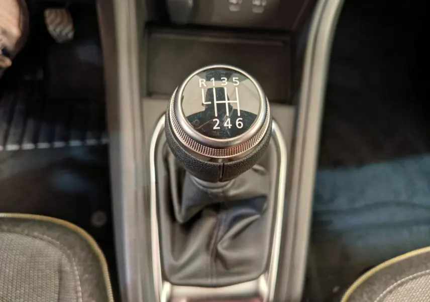Gros plan sur le levier de vitesses manuel noir du Renault Captur Techno Eco-G 2025, intérieur gris foncé.