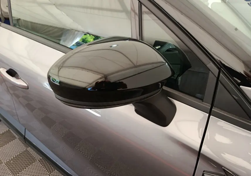 Rétroviseur noir brillant côté gauche sur porte gris foncé d'un Renault Captur Techno Eco-G 2025.