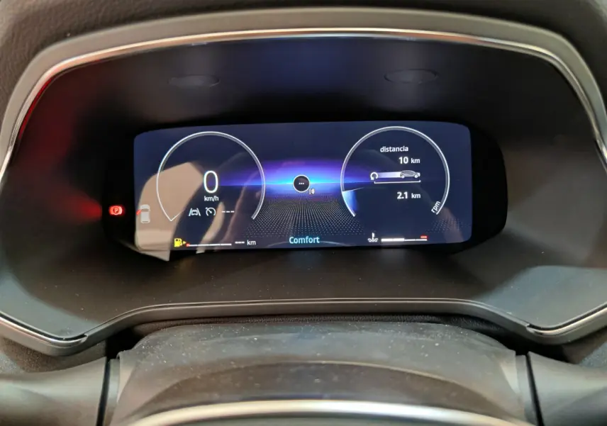 Combiné d'instruments numérique 10,4 pouces du Renault Captur 2025 affichant vitesse et distance en mode confort.