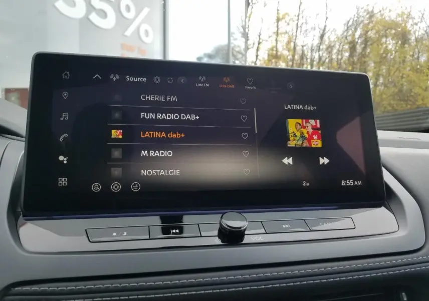 Écran tactile central du Nissan Qashqai 2025 affichant les stations radio DAB+ avec commandes intégrées.