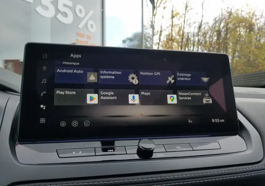 Écran tactile central du Nissan Qashqai 2025 affichant les applications Android Auto et NissanConnect, intérieur noir.