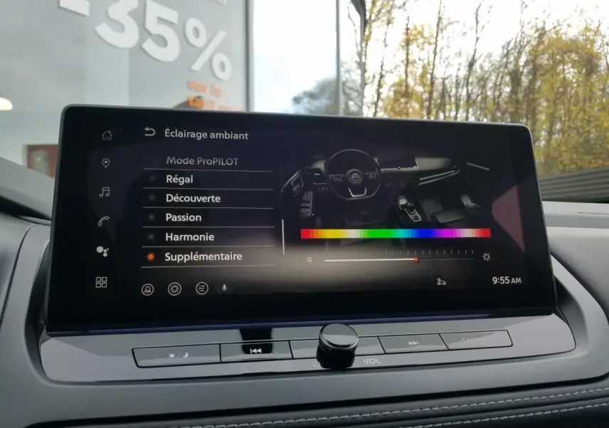 Écran tactile intérieur du Nissan Qashqai 2025 affichant le réglage de l’éclairage ambiant avec interface moderne.