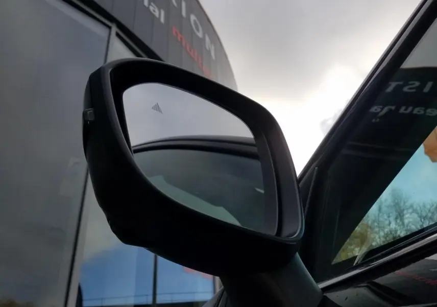 Rétroviseur extérieur droit noir du Nissan Qashqai 1.5 E-POWER 190 Connecta avec toit panoramique visible en reflet.