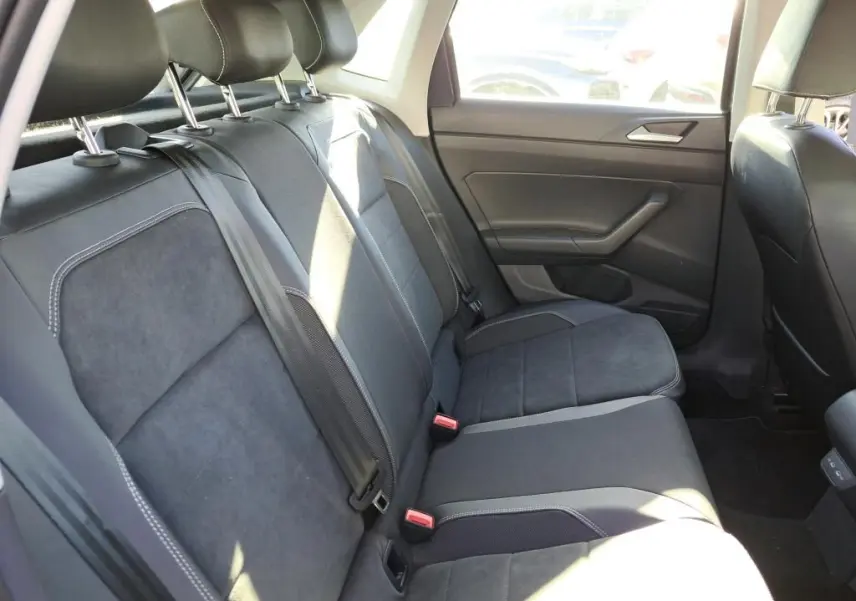 Vue intérieure côté droit de la banquette arrière noire avec ceintures et appuis-tête dans une Volkswagen Polo 2022 gris.