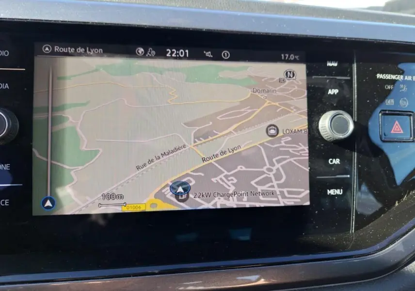 Écran de navigation intérieur de Volkswagen Polo gris 2022, affichant une carte avec itinéraire Route de Lyon.