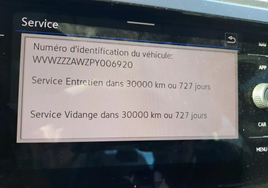 Écran central affichant l’identification du véhicule Volkswagen Polo 1.0 TSI 95 Style et les alertes de service à venir.