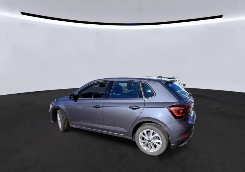 Volkswagen Polo 1.0 TSI 95 Style gris vue de profil côté gauche, avec jantes alliage et déflecteur de toit intégré.