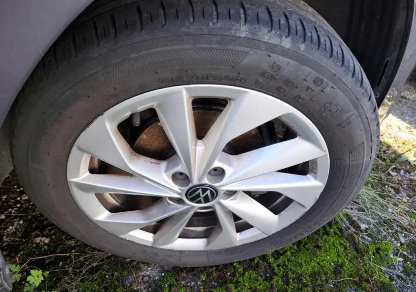 Gros plan sur la jante alliage 16 pouces Palermo argentée d'une Volkswagen Polo gris, pneu 195/55 R16 visible.