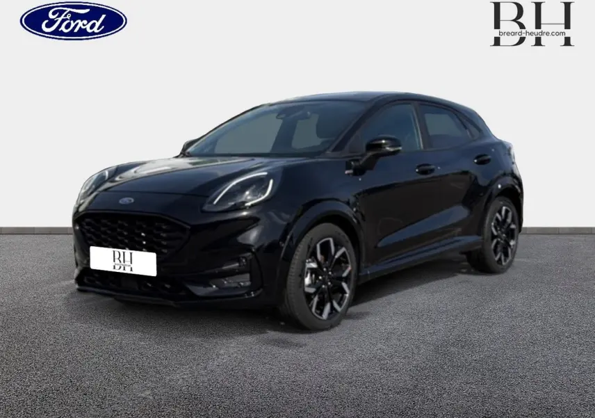 Ford Puma 2023 noir Agate métallisé en vue 3/4 avant droit, avec jantes noires et calandre sportive.