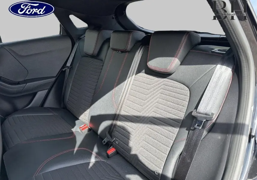 Vue latérale droite de la banquette arrière noire avec surpiqûres rouges du Ford Puma 2023 finition ST-Line X.