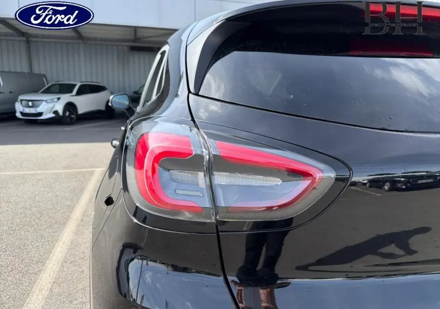 Gros plan sur le feu arrière droit d’un Ford Puma 2023 noir agate métallisé, soulignant ses lignes modernes.