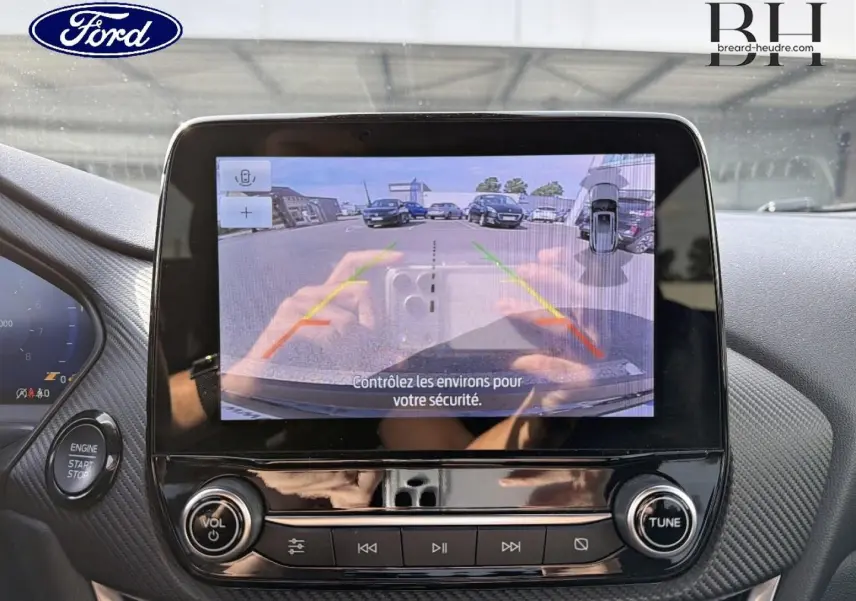 Écran central de la Ford Puma 2023 noir Agate montrant la caméra de recul avec lignes de guidage colorées.