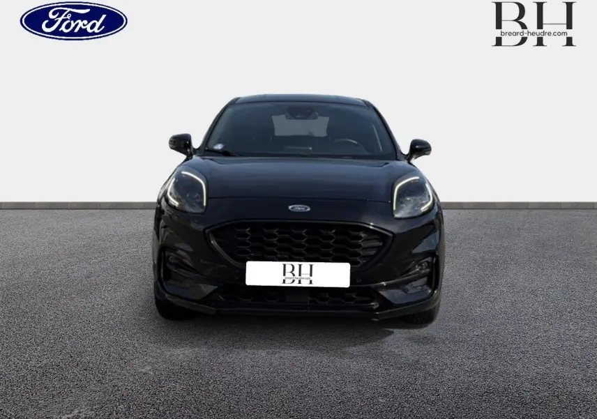 Vue frontale d'une Ford Puma 2023 noire Agate Métallisée avec calandre hexagonale et phares LED distinctifs.
