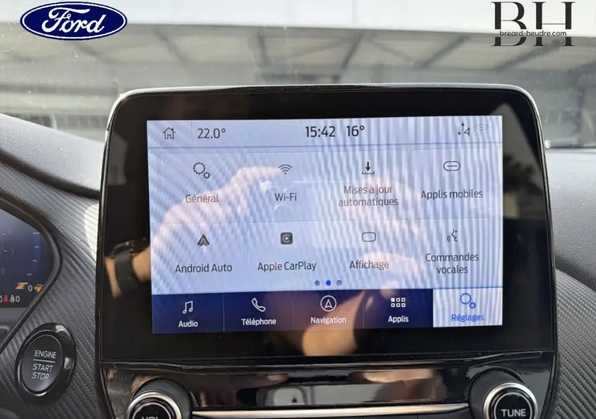 Écran tactile central de la Ford Puma 2023 affichant les réglages connectivité et multimédia, intérieur noir.