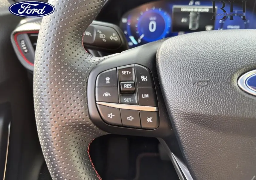 Vue rapprochée du volant perforé avec commandes intégrées du Ford Puma 2023, finition ST-Line X en noir Agate Métallisée.