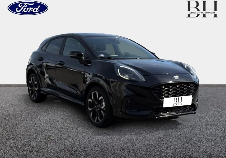 Ford Puma 2023 noir Agate métallisé en 3/4 avant, avec calandre large et jantes noires distinctives.
