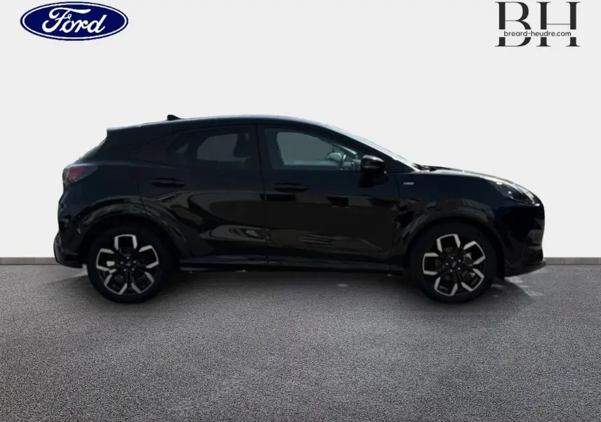 Ford Puma 2023 noir Agate métallisé vu de profil côté gauche, avec jantes alliage distinctives ST-Line X.