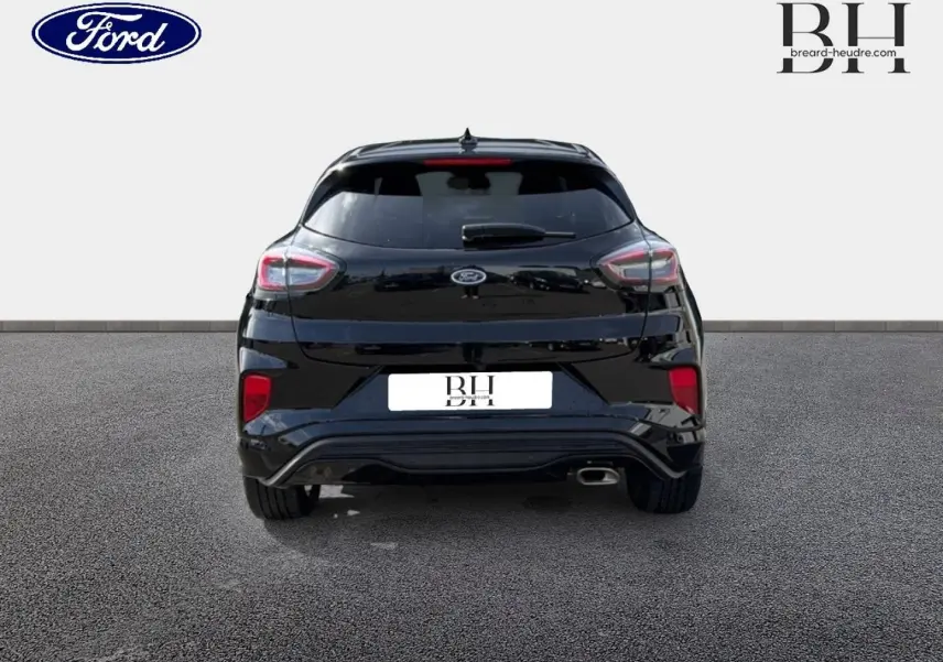 Vue arrière du Ford Puma 1.0 EcoBoost 125ch noir agate métallisé, avec feux arrière distinctifs et échappement visible à droite.
