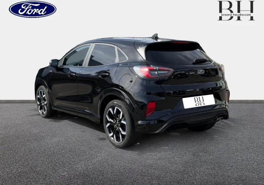 Ford Puma 2023 noir Agate métallisé, vue 3/4 arrière côté gauche, jantes alliage et feux arrière distinctifs.