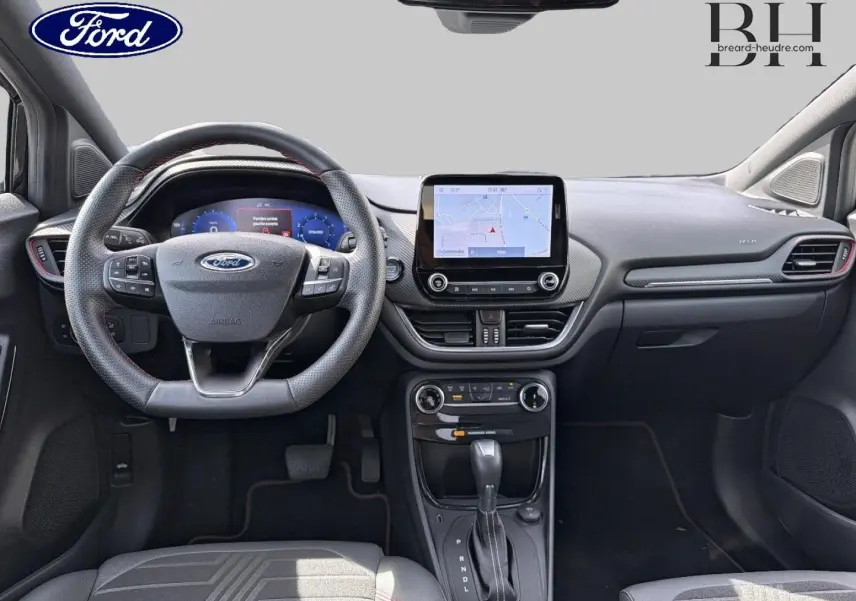 Vue intérieure avant du Ford Puma 2023, tableau de bord noir avec écran tactile central et volant multifonction.