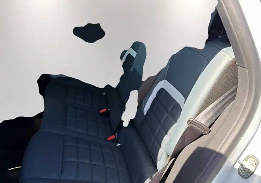 Vue intérieure côté droit sur la banquette arrière noire et grise du Citroën C5 Aircross hybride 2026 blanc/noir.
