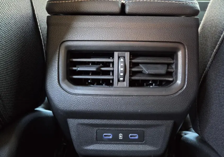 Gros plan sur la sortie d'air arrière noire et les deux ports USB-C du Renault Austral E-Tech blanc nacré.