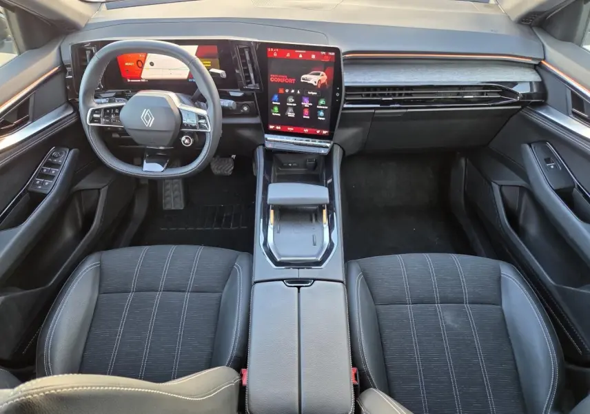 Vue intérieure avant du Renault Austral E-Tech 2025, tableau de bord numérique et écran tactile central vertical.