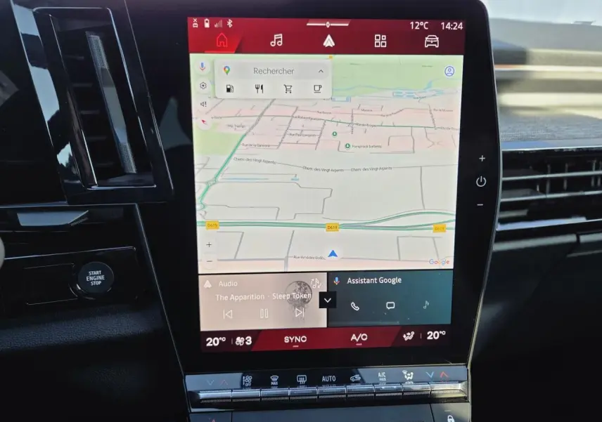 Écran tactile central du tableau de bord du Renault Austral 2025, affichant la navigation Google Maps.