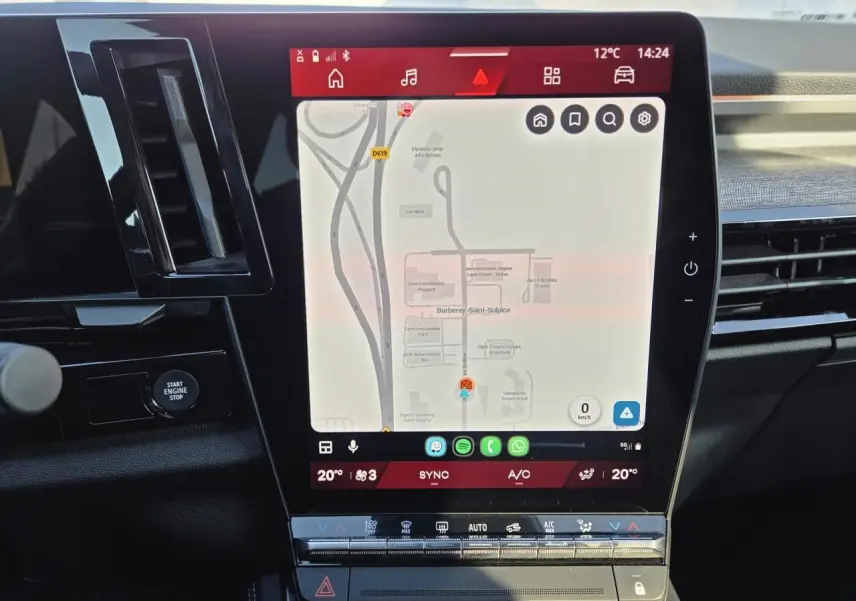 Écran tactile central du tableau de bord Renault Austral 2025 affichant la navigation et commandes climatisation.