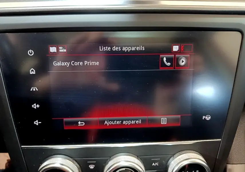 Écran tactile central du Renault Kadjar SL Black Edition rouge, affichant la liste des appareils Bluetooth connectés.