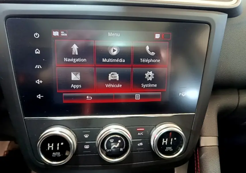 Écran tactile central et commandes de climatisation digitales du tableau de bord du Renault Kadjar SL Black Edition rouge.