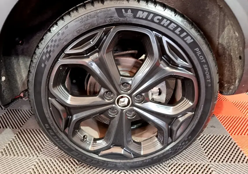 Gros plan sur la roue avant droite du Renault Kadjar rouge, jante alliage noire et pneu Michelin Pilot Sport.