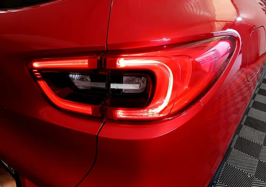Gros plan sur le feu arrière droit rouge vif du Renault Kadjar SL Black Edition 2019, détail du coffre et carrosserie.