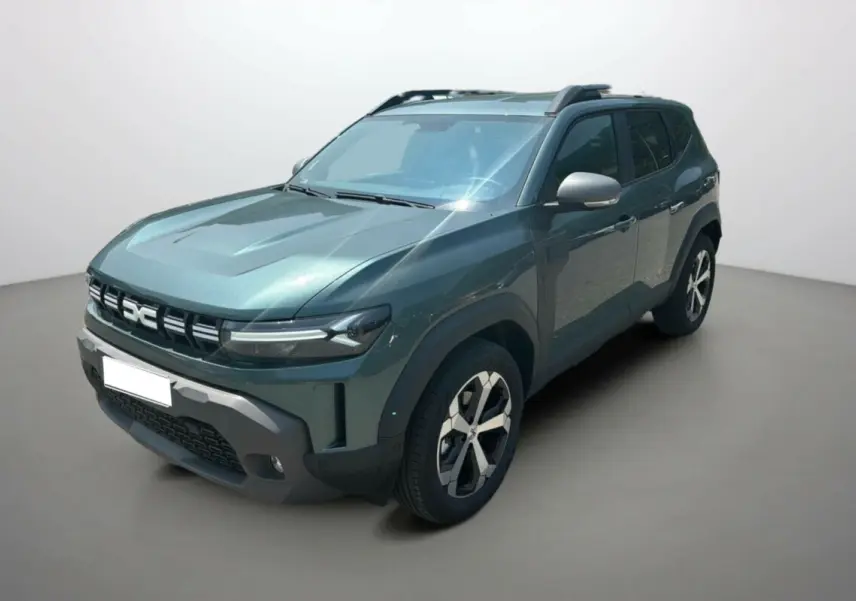 Dacia Duster HEV 140 Journey Plus vert cèdre en 3/4 avant droit avec jantes alu 18 pouces et barres de toit.