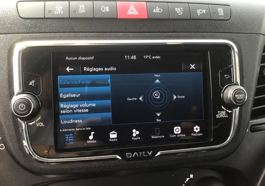 Écran tactile central du tableau de bord IVECO Daily blanc 2022 montrant les réglages audio en intérieur cabine.