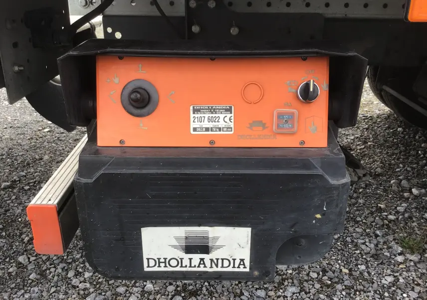 Gros plan sur la commande orange du hayon Dhollandia sous la caisse blanche de l'Iveco Daily Châssis Cabine 2022.