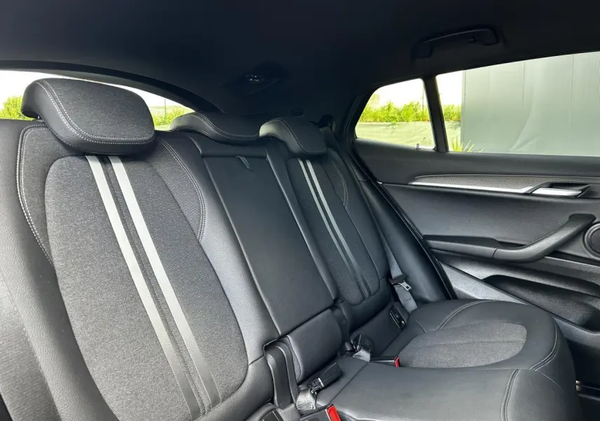 Vue intérieure côté droit des sièges arrière en tissu et cuir noir du BMW X2 F39 M Sport 2021.