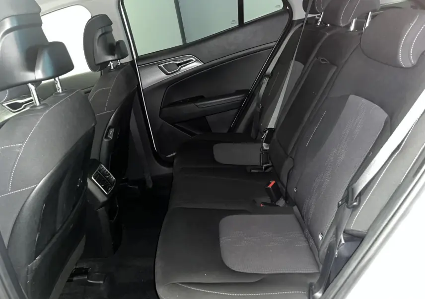 Vue côté droit de la banquette arrière noire avec appuie-têtes et ceintures du Kia Sportage 2022 finition V Design.