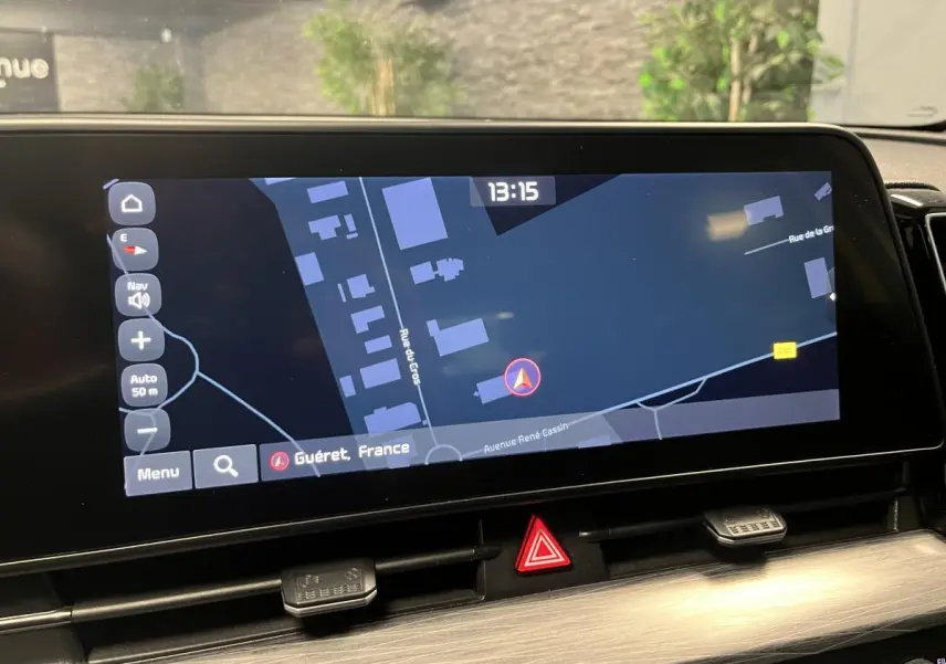 Écran tactile 12,3 pouces du Kia Sportage 2022 affichant la navigation sur Guéret, France, vue intérieure centrale.