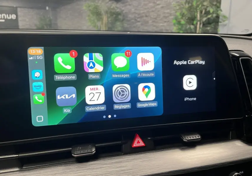 Écran tactile 12,3 pouces du Kia Sportage blanc 2022 affichant Apple CarPlay et applications connectées.